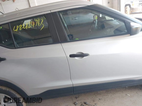 2019 Nissan Kicks S z VIN 3N1CP5CU5KL555586, wystawiony jako IAAI lot #42426743 z przebiegiem 122 015 mil mil oraz . Historia ofert i sprzedaży dostępna na DreamBid. Obrazek 13.