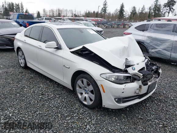 2013 BMW 5 Series 528i xDrive with VIN WBAXH5C54DDW13438, listed as a IAAI auction lot 41851954 with 122,653 mi miles. Bid and sale history available at carsss.com. Image 1.