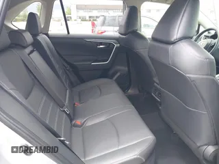 2025 Toyota RAV4 Hybrid XLE Premium z VIN JTMB6RFV5SD157761, wystawiony jako IAAI lot #42261188 z przebiegiem 3 586 mil mil oraz . Historia ofert i sprzedaży dostępna na DreamBid. Obrazek 8.