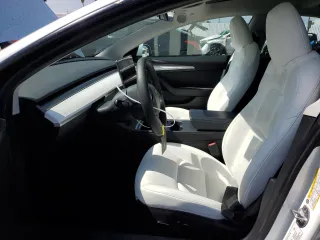 2023 Tesla Model 3 z VIN 5YJ3E1EA6PF517935, wystawiony jako Copart lot #60980325 z przebiegiem 45 496 mil mil oraz Szkoda całkowita • Salvage title. Historia ofert i sprzedaży dostępna na DreamBid. Obrazek 7.