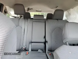 2022 Toyota Highlander LE z VIN 5TDBZRBH4NS176057, wystawiony jako Copart lot #60428025 z przebiegiem 54 600 mil mil oraz Szkoda całkowita • Salvage title. Historia ofert i sprzedaży dostępna na DreamBid. Obrazek 10.
