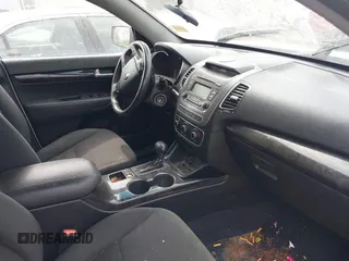 2014 Kia Sorento LX with VIN 5XYKTCA62EG500604, listed as a IAAI auction lot 40404770 with 1 mi miles. Bid and sale history available at carsss.com. Image 5.