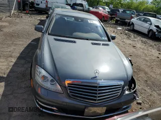 2010 Mercedes-Benz S 550 z VIN WDDNG8GB7AA349245, wystawiony jako Copart lot #57496695 z przebiegiem 100 820 mil mil oraz Szkody całkowita. Historia ofert i sprzedaży dostępna na DreamBid. Obrazek 5.