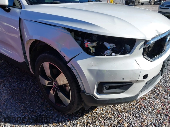 2021 Volvo XC40 Momentum with VIN YV4162UK8M2499552, listed as a IAAI auction lot 41375452 with 72,189 mi miles. Bid and sale history available at carsss.com. Image 6.