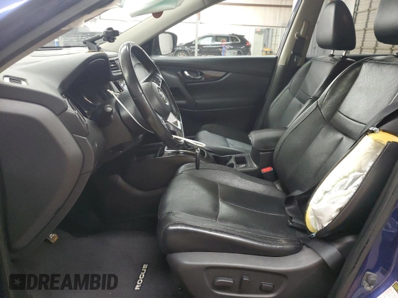 2017 Nissan Rogue SV z VIN JN8AT2MV7HW013127, wystawiony jako Copart lot #56920665 z przebiegiem 131 116 mil mil oraz Szkoda całkowita • Salvage title. Historia ofert i sprzedaży dostępna na DreamBid. Obrazek 7.