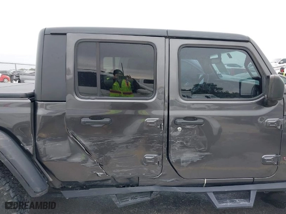2020 Jeep Gladiator Rubicon with VIN 1C6JJTBG8LL135573, listed as a IAAI auction lot 41585896 with 79,070 mi miles. Bid and sale history available at carsss.com. Image 6.