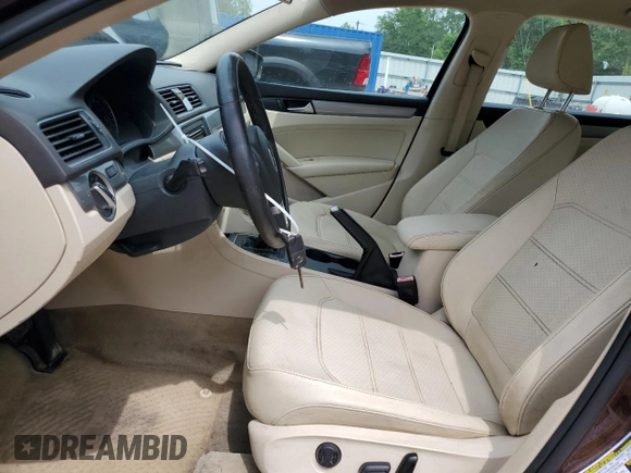2014 Volkswagen Passat S z VIN 1VWAS7A33EC043895, wystawiony jako Copart lot #58200225 z przebiegiem 111 682 mil mil oraz Czysty tytuł • Clean title. Historia ofert i sprzedaży dostępna na DreamBid. Obrazek 7.