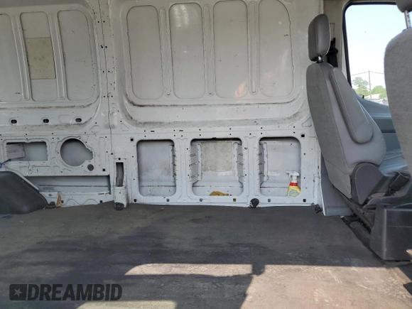2015 Ford Transit Cargo z VIN 1FTNR2CM2FKA11665, wystawiony jako Copart lot #59688815 z przebiegiem 80 355 mil mil oraz Czysty tytuł • Clean title. Historia ofert i sprzedaży dostępna na DreamBid. Obrazek 11.