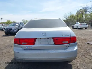 2005 Honda Accord LX z VIN 1HGCM56415A106162, wystawiony jako IAAI lot #42119356 z przebiegiem Nie podano mil oraz . Historia ofert i sprzedaży dostępna na DreamBid. Obrazek 16.