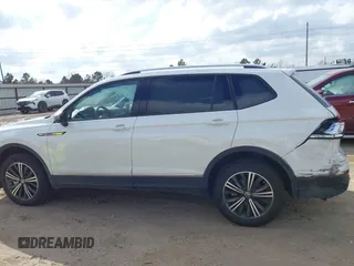 2024 Volkswagen Tiguan Wolfsburg Edition z VIN 3VV5B7AX8RM233687, wystawiony jako IAAI lot #41504709 z przebiegiem 2 387 mil mil oraz . Historia ofert i sprzedaży dostępna na DreamBid. Obrazek 14.