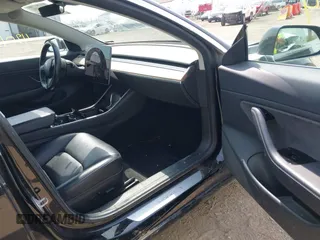 2018 Tesla Model 3 Long Range Battery z VIN 5YJ3E1EB2JF103096, wystawiony jako IAAI lot #42016324 z przebiegiem 143 247 mil mil oraz . Historia ofert i sprzedaży dostępna na DreamBid. Obrazek 5.
