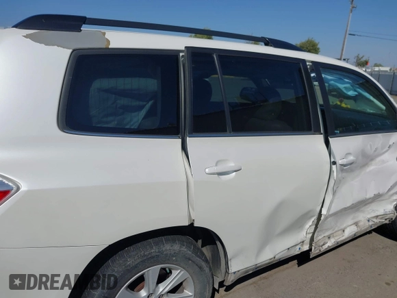 2013 Toyota Highlander z VIN 5TDZK3EH7DS127798, wystawiony jako IAAI lot #42372808 z przebiegiem 176 190 mil mil oraz . Historia ofert i sprzedaży dostępna na DreamBid. Obrazek 19.