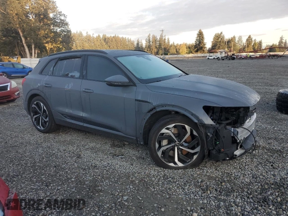 2024 Audi Q8 e-tron z VIN WA16AAGE0RB028245, wystawiony jako Copart lot #76139614 z przebiegiem 15 330 mil mil oraz Szkoda całkowita • Salvage title. Historia ofert i sprzedaży dostępna na DreamBid. Obrazek 4.