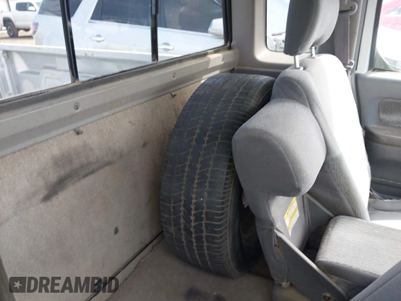 2000 Nissan Frontier XE z VIN 1N6DD26S9YC305451, wystawiony jako IAAI lot #41928123 z przebiegiem Nie podano mil oraz . Historia ofert i sprzedaży dostępna na DreamBid. Obrazek 8.