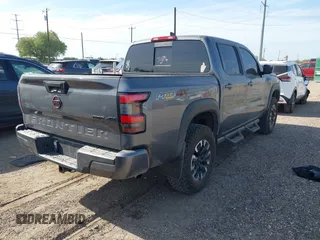 2023 Nissan Frontier Pro-4X z VIN 1N6ED1EK0PN670619, wystawiony jako IAAI lot #42044366 z przebiegiem 26 475 mil mil oraz . Historia ofert i sprzedaży dostępna na DreamBid. Obrazek 4.