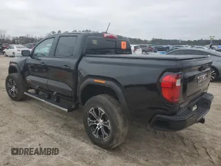 2024 GMC Canyon 4WD AT4 z VIN 1GTP6DEK1R1185858, wystawiony jako Copart lot #45866495 z przebiegiem 2069 mil mil oraz Szkody całkowita. Historia ofert i sprzedaży dostępna na DreamBid. Obrazek 2.