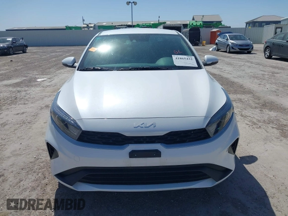 2022 Kia Forte LXS z VIN 3KPF24AD2NE425621, wystawiony jako IAAI lot #41865432 z przebiegiem 14 245 mil mil oraz . Historia ofert i sprzedaży dostępna na DreamBid. Obrazek 12.