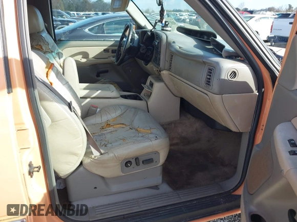 2000 GMC Yukon XL SLT with VIN 3GKFK16T9YG166699, listed as a IAAI auction lot 41070324 with 271,068 mi miles. Bid and sale history available at carsss.com. Image 5.