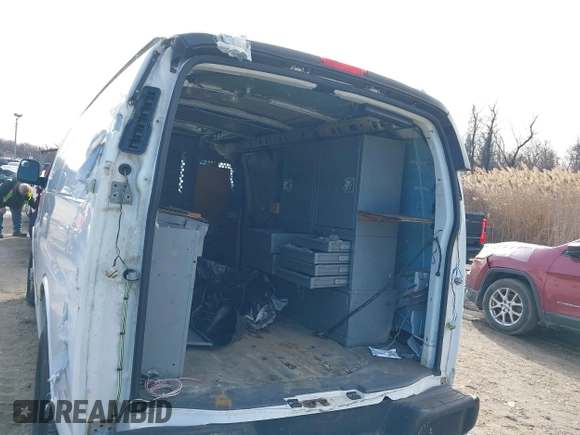 2004 GMC Savana Cargo Van with VIN 1GTHG35U541132912, listed as a IAAI auction lot 41539124 with 367,102 mi miles. Bid and sale history available at carsss.com. Image 6.
