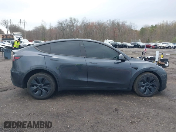 2024 Tesla Model Y Long Range z VIN 7SAYGDEE1RA323921, wystawiony jako IAAI lot #42027195 z przebiegiem 13 774 mil mil oraz . Historia ofert i sprzedaży dostępna na DreamBid. Obrazek 13.