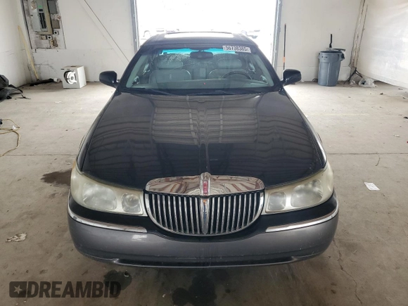 2001 Lincoln Town Car Signature z VIN 1LNHM82W41Y739121, wystawiony jako Copart lot #56738385 z przebiegiem 112 528 mil mil oraz Szkoda całkowita • Salvage title. Historia ofert i sprzedaży dostępna na DreamBid. Obrazek 5.