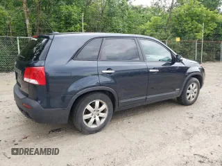 2012 Kia Sorento LX z VIN 5XYKTDA6XCG231139, wystawiony jako Copart lot #60020885 z przebiegiem 228 037 mil mil oraz Czysty tytuł • Clean title. Historia ofert i sprzedaży dostępna na DreamBid. Obrazek 3.
