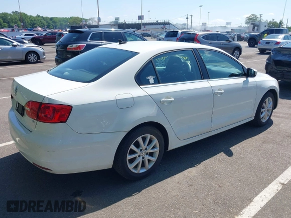 2014 Volkswagen Jetta SE с VIN 3VWD17AJ9EM420615, выставлен на аукционе IAAI как лот 42521817 с пробегом 95 433 миль миль и . История ставок и продаж доступна на DreamBid. Изображение 4.