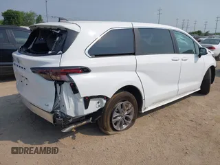 2025 Toyota Sienna LE z VIN 5TDKRKEC8SS245934, wystawiony jako IAAI lot #42274195 z przebiegiem 4 933 mil mil oraz . Historia ofert i sprzedaży dostępna na DreamBid. Obrazek 4.
