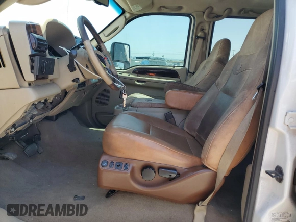 2007 Ford F-250 XL z VIN 1FTSW21P47EB01599, wystawiony jako Copart lot #57261035 z przebiegiem 152 671 mil mil oraz Szkoda całkowita • Salvage title. Historia ofert i sprzedaży dostępna na DreamBid. Obrazek 7.