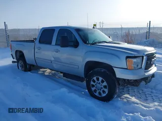 2011 GMC Sierra 2500HD SLT z VIN 1GT121C81BF180823, wystawiony jako IAAI lot #41565516 z przebiegiem 241 220 mil mil oraz . Historia ofert i sprzedaży dostępna na DreamBid. Obrazek 1.