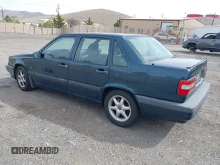 1996 Volvo S70 z VIN YV1LS5548T2285128, wystawiony jako IAAI lot #41754769 z przebiegiem 109 101 mil mil oraz . Historia ofert i sprzedaży dostępna na DreamBid. Obrazek 3.