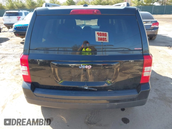 2015 Jeep Patriot Sport with VIN 1C4NJPBB8FD399932, listed as a IAAI auction lot 41935017 with 92,379 mi miles. Bid and sale history available at carsss.com. Image 16.