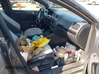 2015 Volkswagen Jetta SE z VIN 3VWD17AJ2FM203540, wystawiony jako IAAI lot #41764738 z przebiegiem Nie podano mil oraz . Historia ofert i sprzedaży dostępna na DreamBid. Obrazek 5.