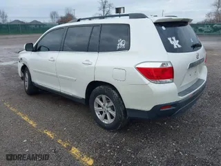 2011 Toyota Highlander with VIN 5TDZK3EHXBS048607, listed as a IAAI auction lot 41180677 with 211,295 mi miles. Bid and sale history available at carsss.com. Image 3.