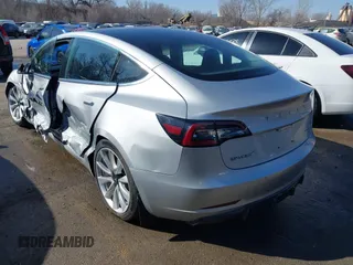 2018 Tesla Model 3 Long Range Battery z VIN 5YJ3E1EB3JF117007, wystawiony jako IAAI lot #41753572 z przebiegiem 82 444 mil mil oraz . Historia ofert i sprzedaży dostępna na DreamBid. Obrazek 3.