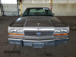 1990 Ford Crown Victoria z VIN 2FACP73F9LX166174, wystawiony jako Copart lot #76043234 z przebiegiem 52 545 mil mil oraz Szkoda całkowita • Salvage title. Historia ofert i sprzedaży dostępna na DreamBid. Obrazek 5.