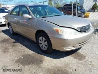 2004 Toyota Camry LE with VIN JTDBE32K740245605, listed as a IAAI auction lot 42068674 with 166,581 mi miles. Bid and sale history available at carsss.com. Image 1.