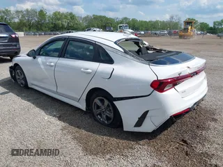 2023 Kia K5 LXS z VIN 5XXG14J25PG189448, wystawiony jako IAAI lot #42258739 z przebiegiem 29 188 mil mil oraz . Historia ofert i sprzedaży dostępna na DreamBid. Obrazek 3.