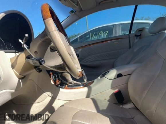 2005 Mercedes-Benz CLK 320 z VIN WDBTJ65J55F157718, wystawiony jako Copart lot #45033595 z przebiegiem 153 639 mil mil oraz Szkody całkowita. Historia ofert i sprzedaży dostępna na DreamBid. Obrazek 7.