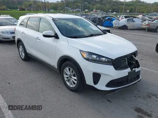 2019 Kia Sorento LX z VIN 5XYPGDA57KG487111, wystawiony jako IAAI lot #42071032 z przebiegiem 107 514 mil mil oraz . Historia ofert i sprzedaży dostępna na DreamBid. Obrazek 1.