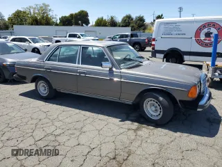 1984 Mercedes-Benz 300 D с VIN WDBAB33A2EA034753, выставлен на аукционе Copart как лот 61304335 с пробегом 172 402 миль миль и Чистый • Clean title. История ставок и продаж доступна на DreamBid. Изображение 4.