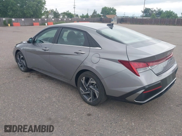2025 Hyundai Elantra SEL Convenience z VIN KMHLS4DG4SU925278, wystawiony jako IAAI lot #42520321 z przebiegiem 13 936 mil mil oraz . Historia ofert i sprzedaży dostępna na DreamBid. Obrazek 3.