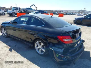 2013 Mercedes-Benz C 250 z VIN WDDGJ4HB6DG104780, wystawiony jako IAAI lot #41761180 z przebiegiem 89 249 mil mil oraz . Historia ofert i sprzedaży dostępna na DreamBid. Obrazek 3.
