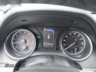 2023 Toyota Camry SE z VIN 4T1T11AK8PU802097, wystawiony jako IAAI lot #42389754 z przebiegiem 19 732 mil mil oraz . Historia ofert i sprzedaży dostępna na DreamBid. Obrazek 7.
