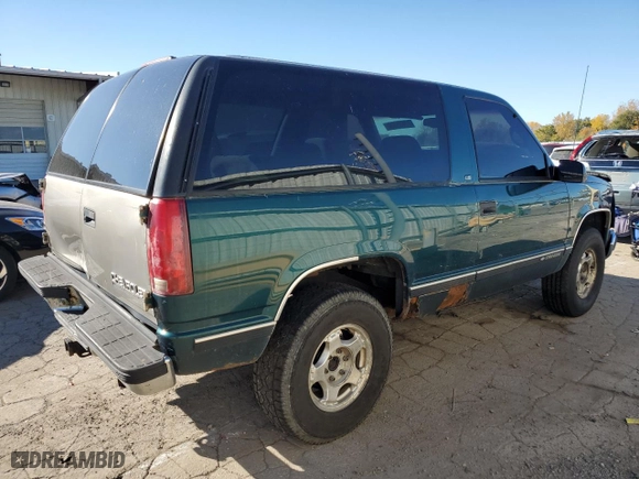 1998 Chevrolet Tahoe with VIN 3GNEK18R1WG135184, listed as a Copart auction lot 77635704 with 225,016 mi miles and Salvage Title. Bid and sale history available at carsss.com. Image 3.