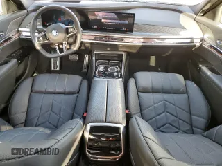2023 BMW i7 xDrive60 z VIN WBY53EJ00PCN75375, wystawiony jako Copart lot #53385964 z przebiegiem 2540 mil mil oraz Szkody całkowita. Historia ofert i sprzedaży dostępna na DreamBid. Obrazek 8.