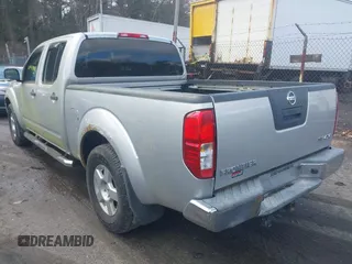 2008 Nissan Frontier LE z VIN 1N6AD09W18C435584, wystawiony jako IAAI lot #41998922 z przebiegiem 154 507 mil mil oraz . Historia ofert i sprzedaży dostępna na DreamBid. Obrazek 3.