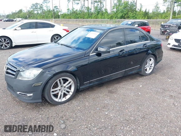 2014 Mercedes-Benz C 250 Sport z VIN WDDGF4HB0EA957858, wystawiony jako IAAI lot #42253090 z przebiegiem 192 097 mil mil oraz . Historia ofert i sprzedaży dostępna na DreamBid. Obrazek 2.