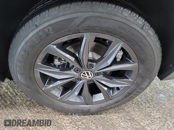 2024 Volkswagen Tiguan SE with VIN 3VV3B7AX8RM076346, listed as a IAAI auction lot 42734323 with 29,573 mi miles and . Bid and sale history available at DreamBid. Image 27.
