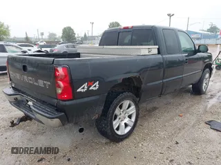 2005 Chevrolet Silverado 1500 Z71 z VIN 1GCEK19B75Z258531, wystawiony jako IAAI lot #42361011 z przebiegiem 167 717 mil mil oraz . Historia ofert i sprzedaży dostępna na DreamBid. Obrazek 4.